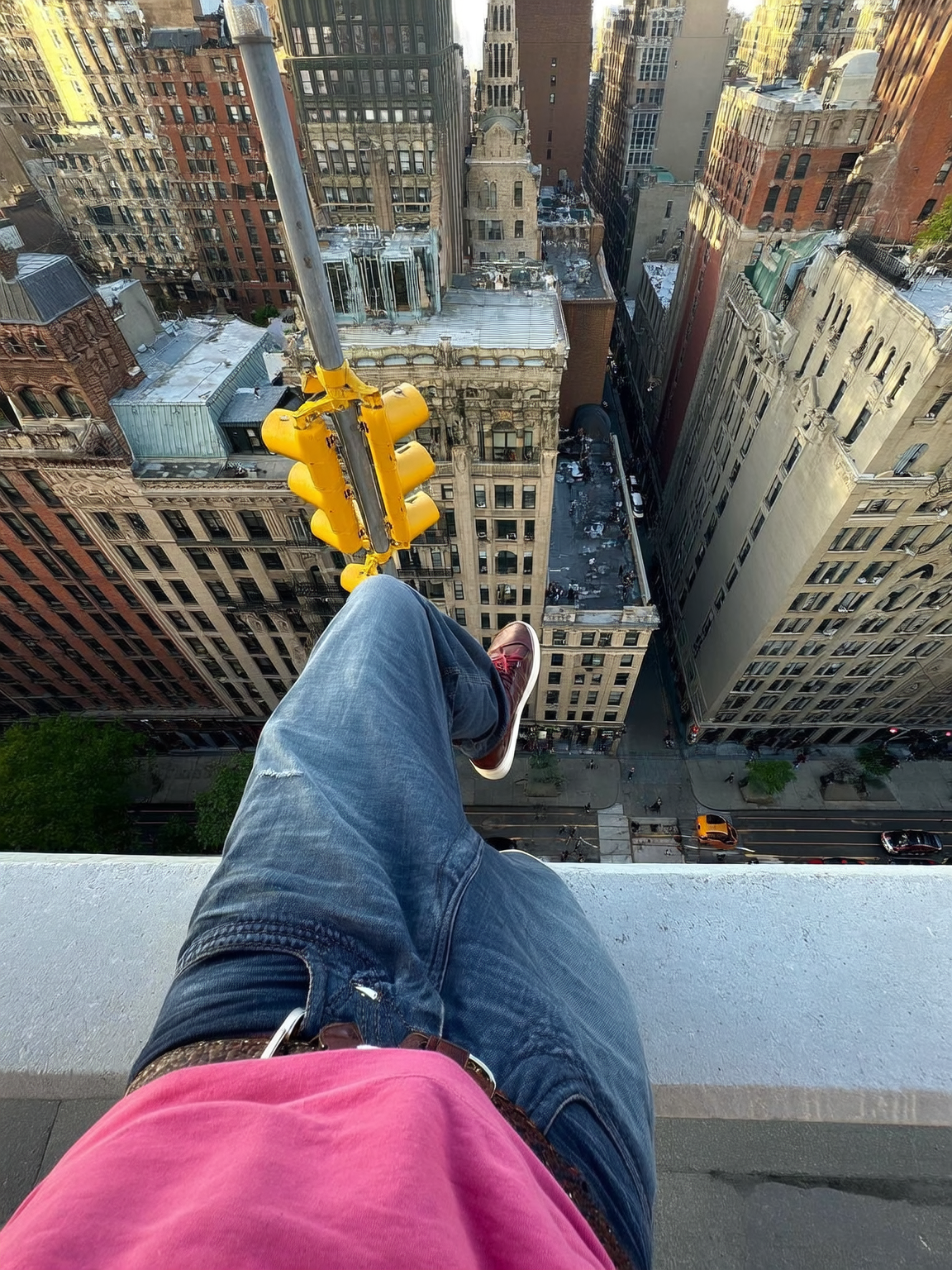 foto pov di un uomo sopra un palazzo